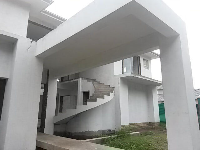 Structural stairway and entry framework prepared for detailed finishes and fittings.